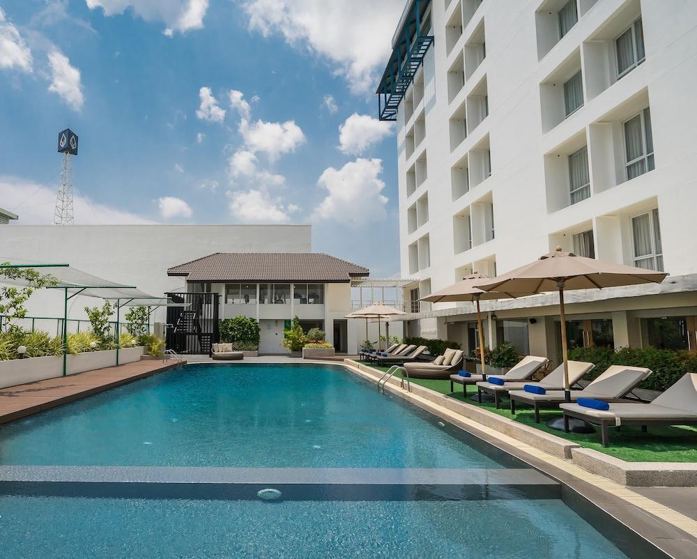 Rattanachol Hotel Чонбури Екстериор снимка